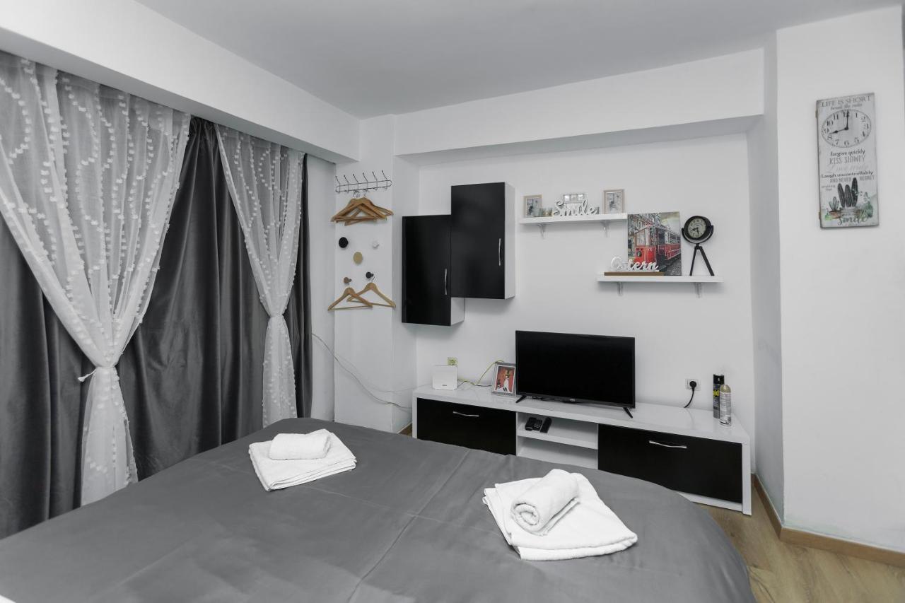 11 Steps' Lovely Studio In The Center Тирана Экстерьер фото