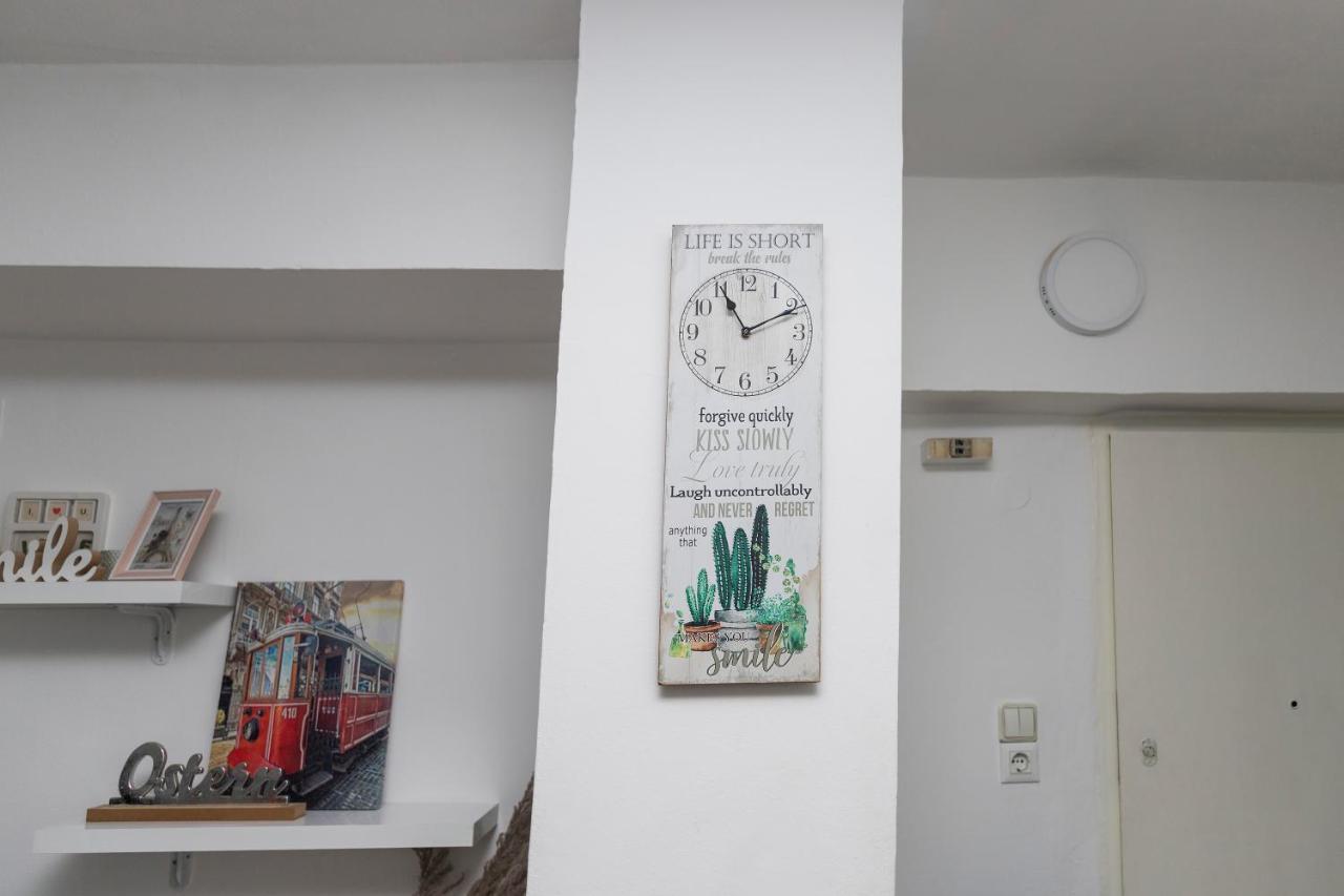 11 Steps' Lovely Studio In The Center Тирана Экстерьер фото